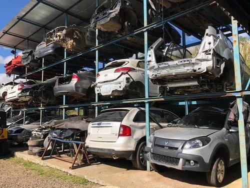Veículos desmontados em prateleiras